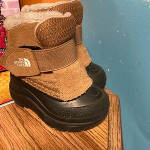 Gently worn insulated north face boots for babies